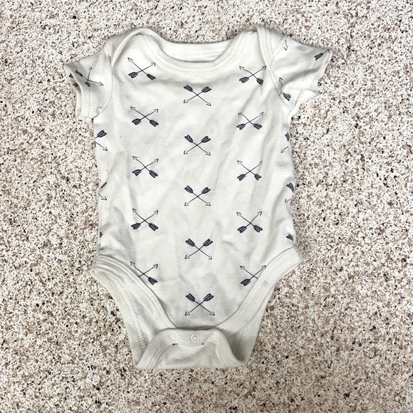Arrow Onesie. 0-3 months. - Picture 1 of 1